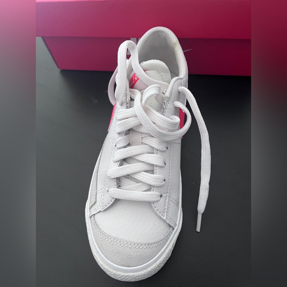 Nike Blazer Low '77 GS in Red and White